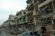Zona bombardeada, ayer, en el este de la región de Guta.-AFP I HAMZA AL-AJWEH