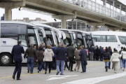Los pasajeros del 'Costa Fascinosa' se dirigen a los autocares tras desembarcar este viernes en Palma.-Foto: EFE / MONTSERRAT T. DIEZ