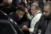 Desde su llegada a Brasil, Neymar también rindió testimonio ante la justicia en Río de Janeiro por un supuesto delito cibernético.-AP