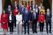 El presidente del Gobierno, Pedro Sánchez, rodeado de sus ministras y ministros, en octubre del 2018.-JOSÉ LUIS ROCA