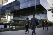 Varios trabajadores entran en la Agencia Tributaria de la Generalitat después de la aplicación del artículo 155.-JOAN CORTADELLAS
