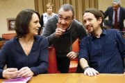 Pablo Iglesias conversa con Carolina Bescansa en el Congreso.-EFE