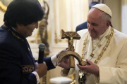 Evo Morales entrega el crucifijo de madera con la hoz y el martillo al Papa, en La Paz, este jueves.-Foto: AP / L'OSSERVATORE ROMANO