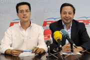 Los concejales del grupo popular municipal Tomás Cabezón y Adolfo Sainz. / VALENTÍN GUISANDE-