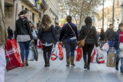 Jornada de rebajas de compras.-JORDI COTRINA