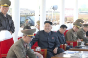 Kim Jong-un, rodeado de oficiales del Ejército, durante una demostración militar, en una imagen de archivo.-REUTERS / KCNA