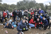 Un grupo de jóvenes celebra el Jueves Lardero en Los Royales.-VALENTÍN GUISANDE