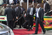 El presidente de Zimbabue Robert Mugabe tropezando tras un discurso este lunes en un aeropuerto en su país.-Foto: AP PHOTO