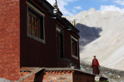 Un monje tibetano junto a la entrada del templo budista del monte Kailash en Ngari (Tíbet).-JACKY CHEN / REUTERS