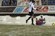 Un partido del Numancia con el campo helado. / VALENTÍN GUISANDE-