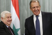 Lavrov (derecha) estrecha la mano de su homólogo sirio, en Moscú, este viernes.-