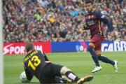 Rafinha supera a Pau y marca el cuarto gol azulgrana en el derbi de la penúltima jornada ante el Espanyol.-JORDI COTRINA