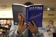 Un hombre lee en una cafetería de Buenos Aires el libro Sinceramente, escrito por Cristina Fernández de Kirchner.-AFP / JUAN MABROMATA