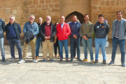 Imagen de la visita, ayer, de los miembros de Aporso y Copiso a Monteagudo. HDS