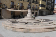 Imagen de la actual ‘Tarta’ de la plaza de El Rosel. / VALENTÍN GUISANDE-