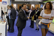 Un hombre piropea a una mujer en una feria en Barcelona, en marzo del 2010.-RICARD CUGAT