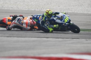 Rossi y Márquez (caído), en el incidente de Sepang del pasado 25 de octubre.-MOTOGP