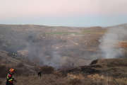 Bomberos en la zona afectada por el incendio. EVA SÁNCHEZ