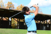 El golfista soriano Daniel Berná en las instalaciones del Club de Golf Soria. MARIO TEJEDOR