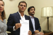 Toni Roldán, a la derecha de Albert Rivera. / DAVID CASTRO-DAVID CASTRO