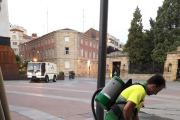 Trabajos para limpiar los chicles en Mariano Granados.-hds