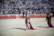 José Tomás saluda en Nîmes, en septiembre del 2012, tras cortar 11 orejas y un rabo.-EFE