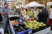 Mercadillo de frutas inaugurado ayer en la calle Vicente Tutor. / ÚRSULA SIERRA-