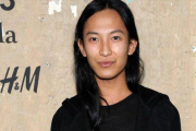 Alexander Wang posa junto un cartel de la cadena sueca H&M.-Foto: EL PERIÓDICO