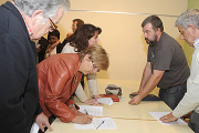 Alcaldes de Pinares firmando el documento en el que piden a Norma continuidad. / V. G. -