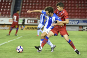 Nacho pugna por un balón con un jugador del Leganés.-VALENTÍN GUISANDE