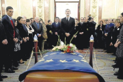 3El rey Felipe VI, ayer, en la capilla ardiente del expresidente del Congreso Manuel Marín instalada en el salón de los pasos perdidos de la Cámara baja-EFE