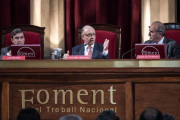 El ministro de Hacienda, Cristóbal Montoro, junto al presidente de Foment del Treball, Joaquim Gay de Montellá (a la derecha de la imagen), en un acto en mayo del 2016.-RICARD FADRIQUE