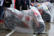 Varias motos cubiertas con plásticos en el circuito de Silverstone.-EFE