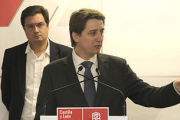 Óscar López detrás de Carlos Martínez en un acto de partido en Soria durante la campaña electoral de las municipales. / Ú.S.-