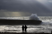 Dos marroquís frente al mar durante una inusual tormenta en Rabat, el 8 de enero.-/ AFP / FADEL SENNA