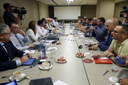 Reunión entre patronal y sindicato-JAVIER LIZÓN (EFE)