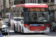 El autobús urbano pasando por Ramón y Cajal.-Valentín Guisande