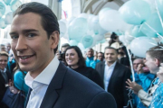 El candidato conservador a las presidenciales austriacas, Sebastian Kurz, saluda a sus simpatizantes en un acto en Viena (Austria).-EFE / CHRISTIAN BRUNA
