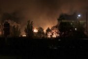 Incendio en el campo de refugiados en el norte de Francia.-AP