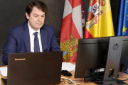 Alfonso Fernández Mañueco, durante la videoconferencia con Pedro Sánchez.