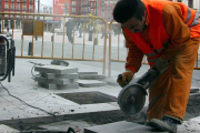 Un trabajador en una obra de pavimentación de una calle, en una imagen de archivo.-ICAL