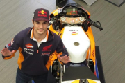 Dani Pedrosa saluda junto a una de las Honda RC213V que hay en Jerez.-EMILIO PÉREZ DE ROZAS