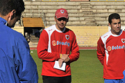 El técnico del Numancia, Pablo Machín, se dirige a sus jugadores en un entrenamiento. / DIEGO MAYOR-