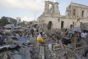 Un edificio destruido tras un ataque con un coche bomba en Mogadiscio.-/ PERIODICO (AP / FARAH ABDI WARSAMEH)
