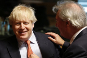 Boris Johnson (izq) junto a su homólogo luxemburgués, Jean Asselbom, el 3 de abril en Luxemburgo.-EFE / JULIEN WARNAND