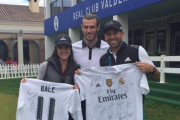 Sergio García y su prometida, Angela Akins, posan junto a Gareth Bale.-TWITTER / SERGIO GARCÍA