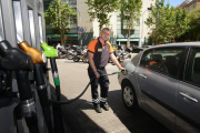 Un empleado en una gasolinera.-MONICA TUDELA