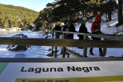 Turristas por la pasarela de la Laguna Negra de Urbión.-VALENTÍN GUISANDE