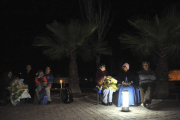 Un grupo de personas pasa la noche al aire libre en Chile.-EFE / ALEJANDRO PIZARRO