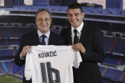 Florentino Pérez y Mateo Kovacic, en la presentación del croata como nuevo jugador del Madrid.-Foto: EFE / JUAN CARLOS HIDALGO